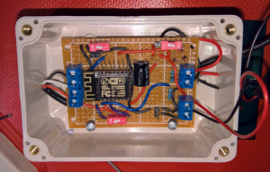 ESP8266 12e monterad i vattentät låda. 