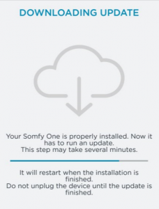 Nästan genast börjar Somfy One uppdatera sig till den senaste mjukvaran.