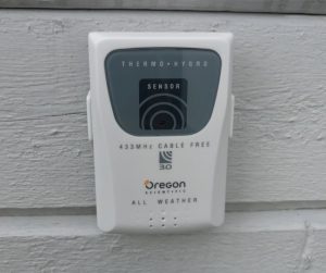 Oregon temperatursensor monterad på väggen.