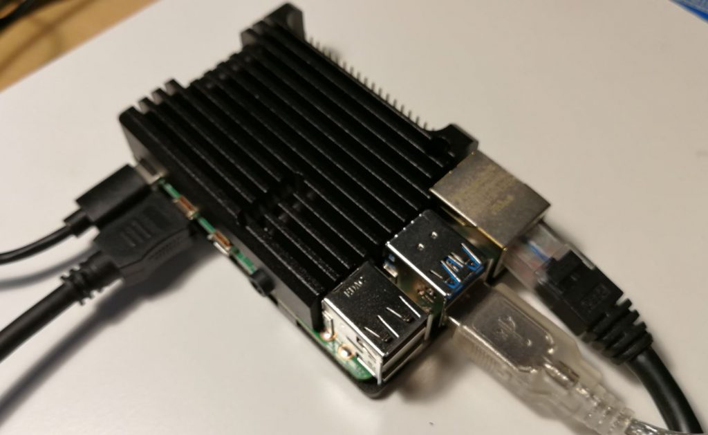 Koppla in kablar till din Raspberry Pi 4